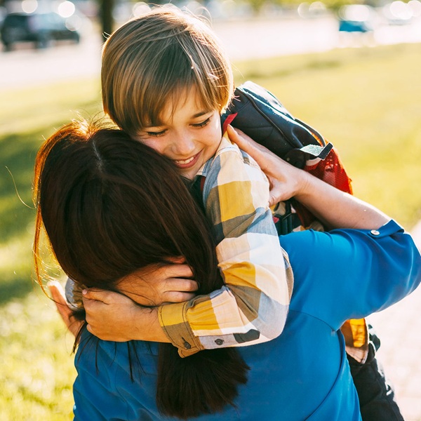 Majka i dijete u zagrljaju