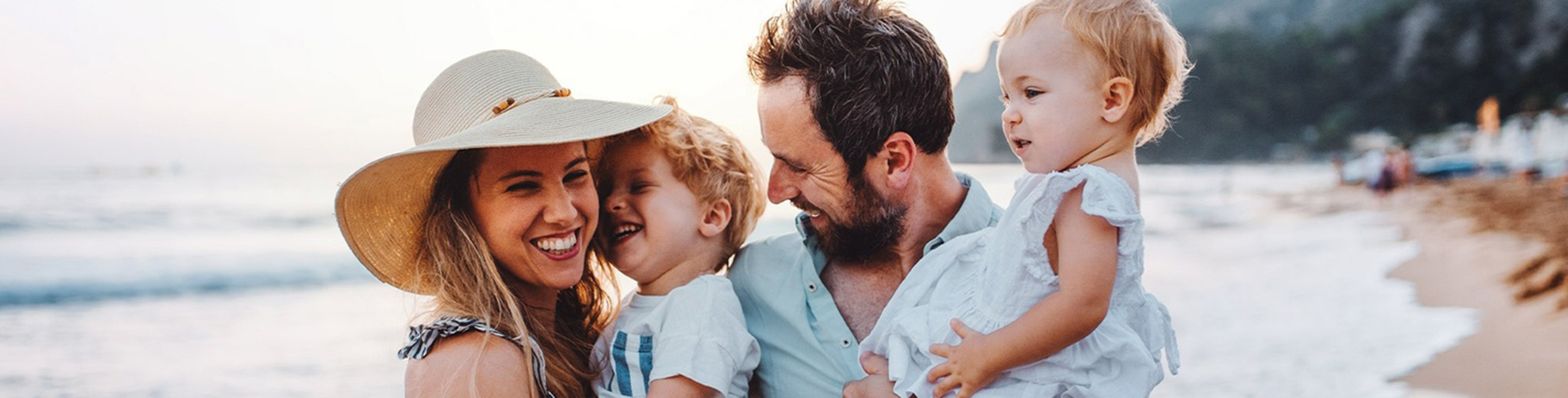 Mlada obitelj na odmoru, prazniku.