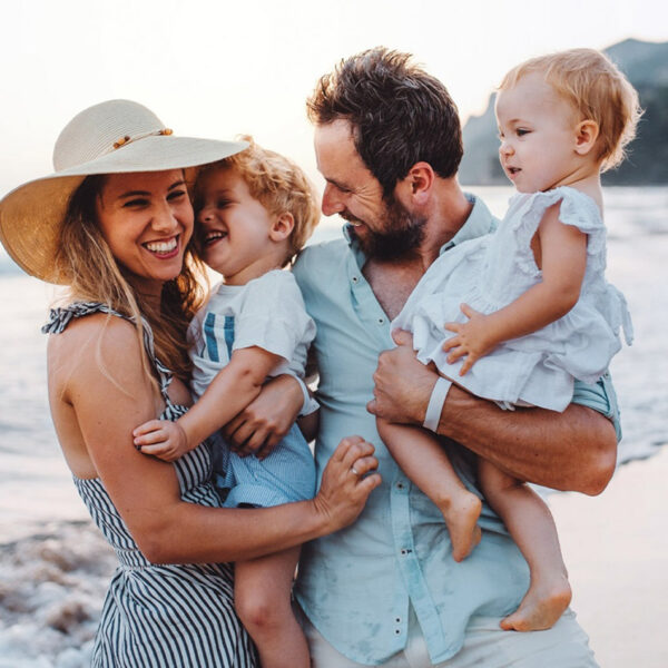 Mlada obitelj na odmoru, prazniku.