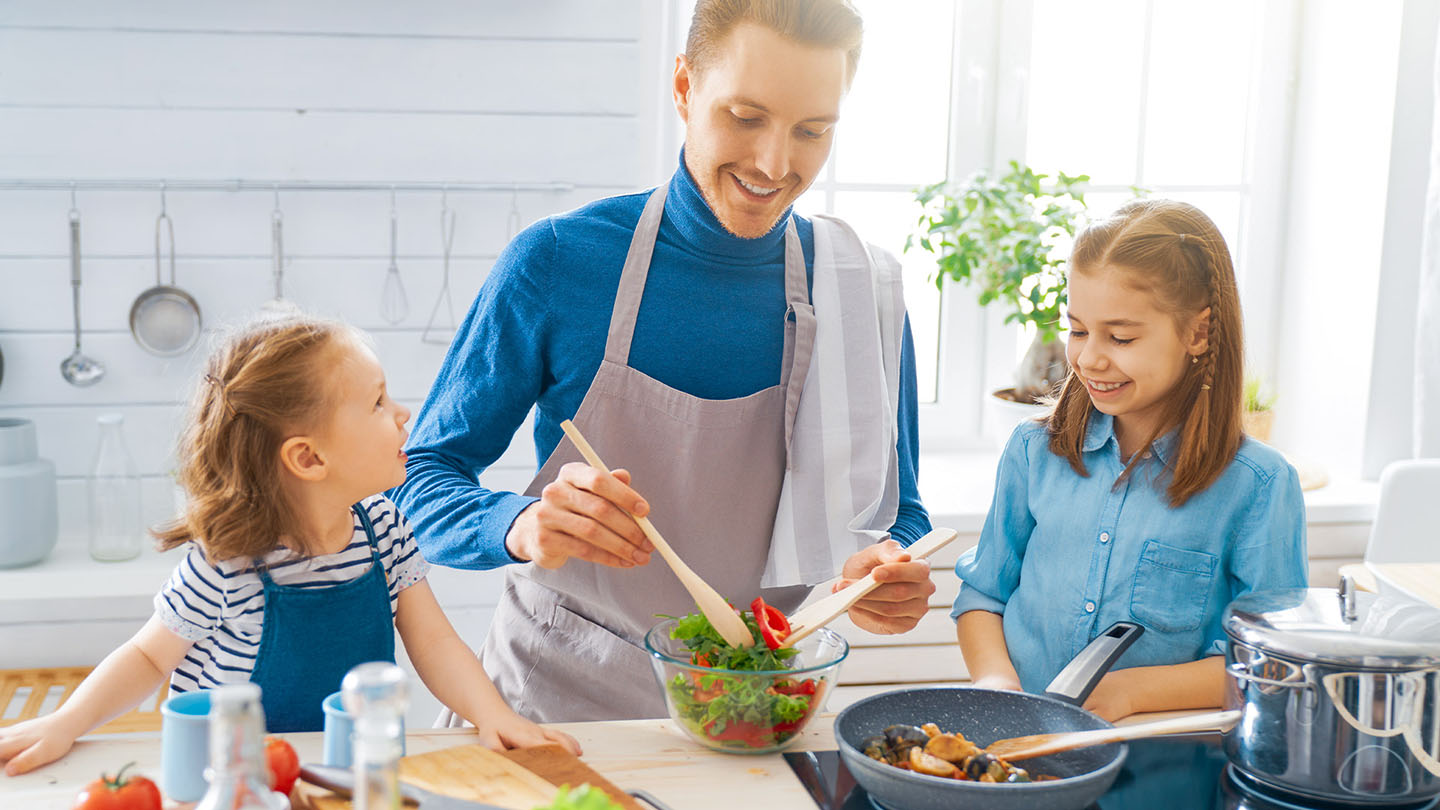 Obitelj priprema zdrav obrok u kuhinji.