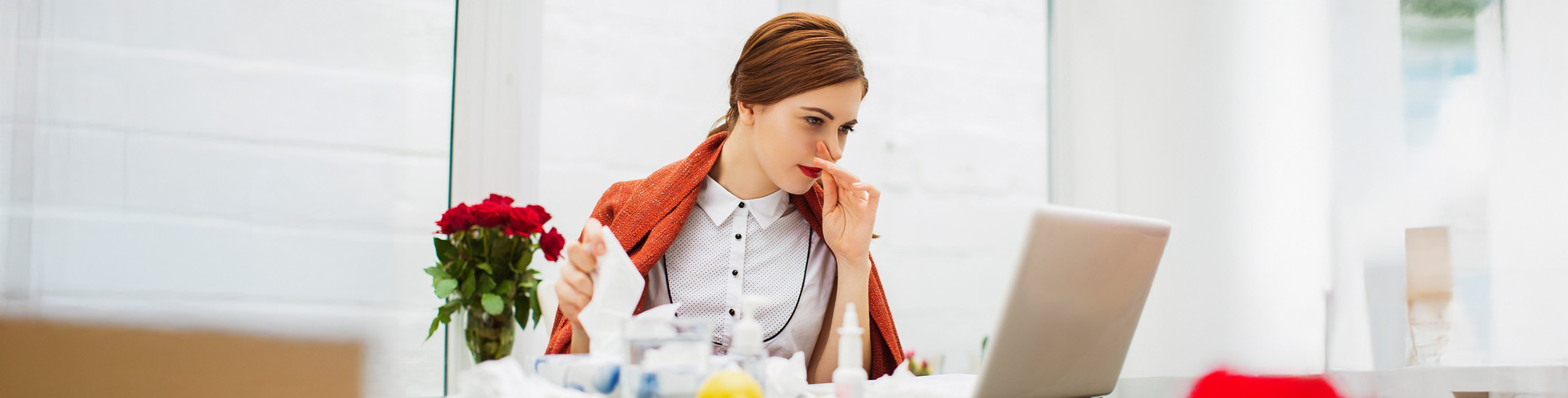Bolesna žena s prehladom u uredu.