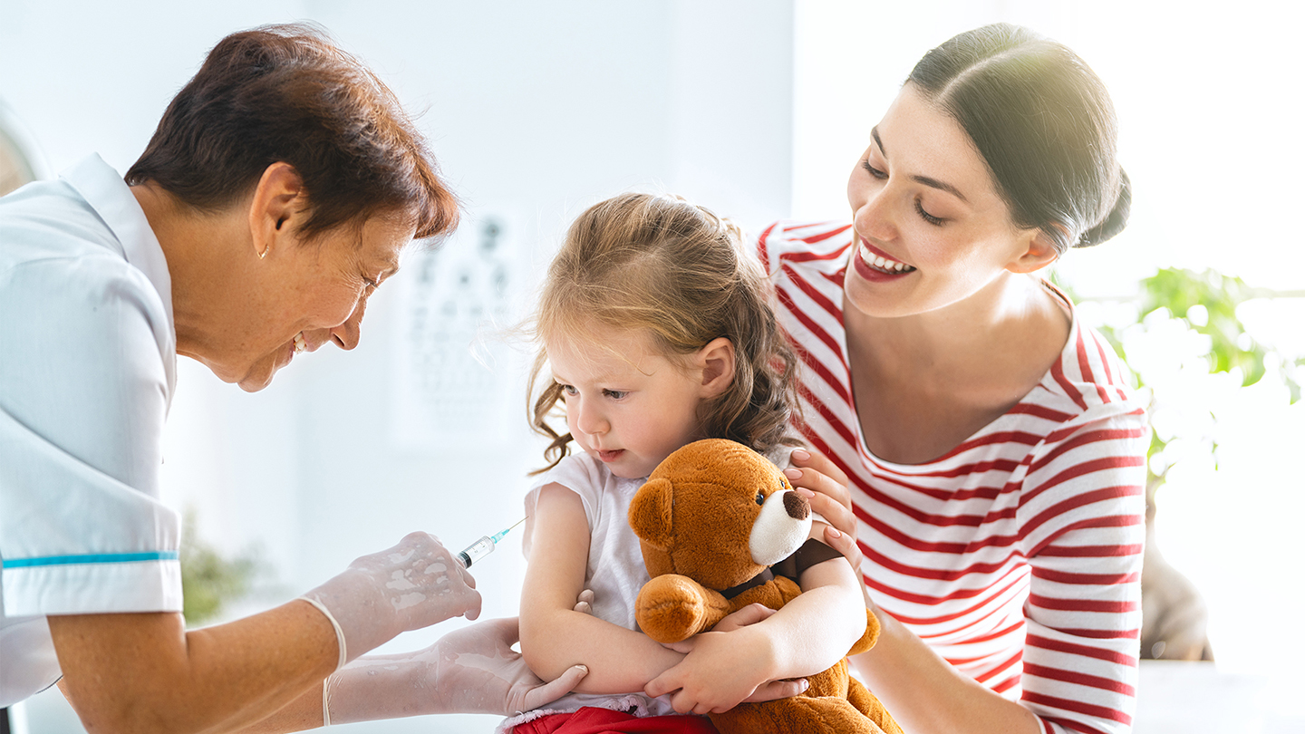 Djevojčica se cijepi kod liječnika.