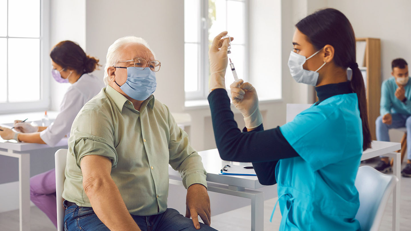 Cijepljenje starijeg gospodina, jačanje imunološkog sustava.