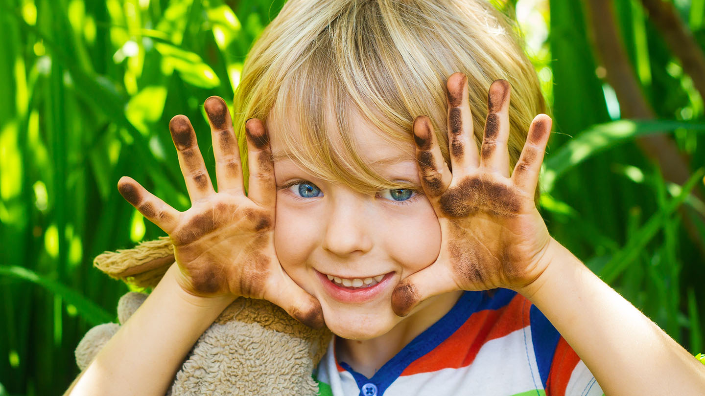 Dječak s prljavim rukama.