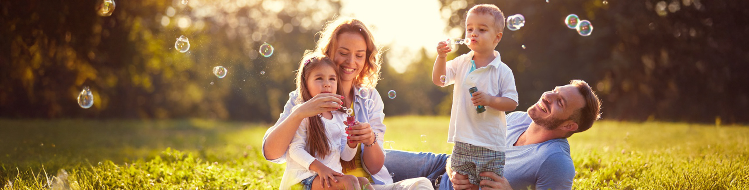 Bezbrižna, zdrava obitelj koja se igra na otvorenom.