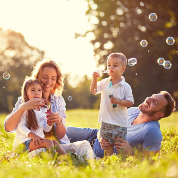Bezbrižna, zdrava obitelj koja se igra na otvorenom.
