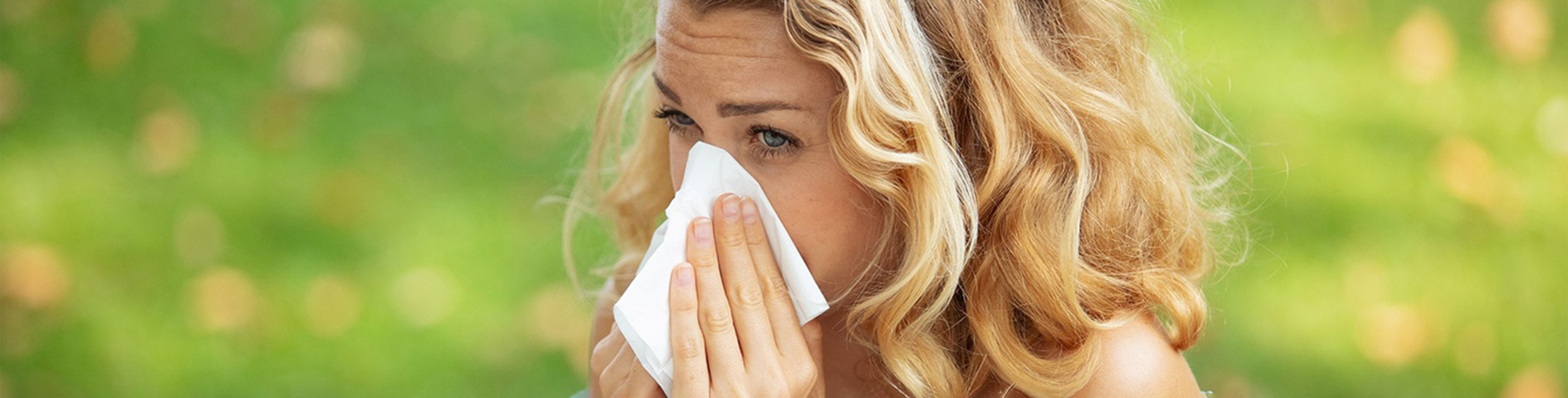 Žena s respiratornom infekcijom ljeti.