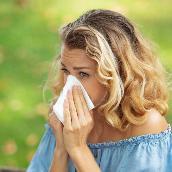 Žena s respiratornom infekcijom ljeti.