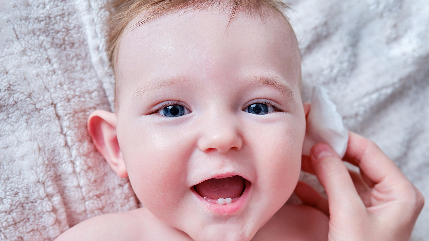 Beba s upalom uha na deki.