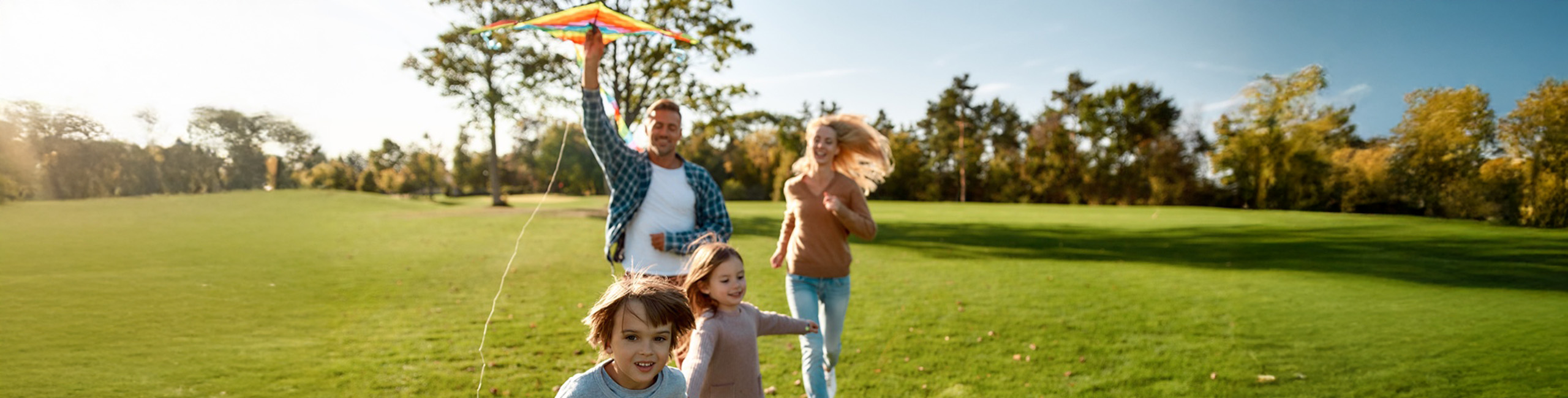 Obitelj na otvorenom, uživa u odmoru.