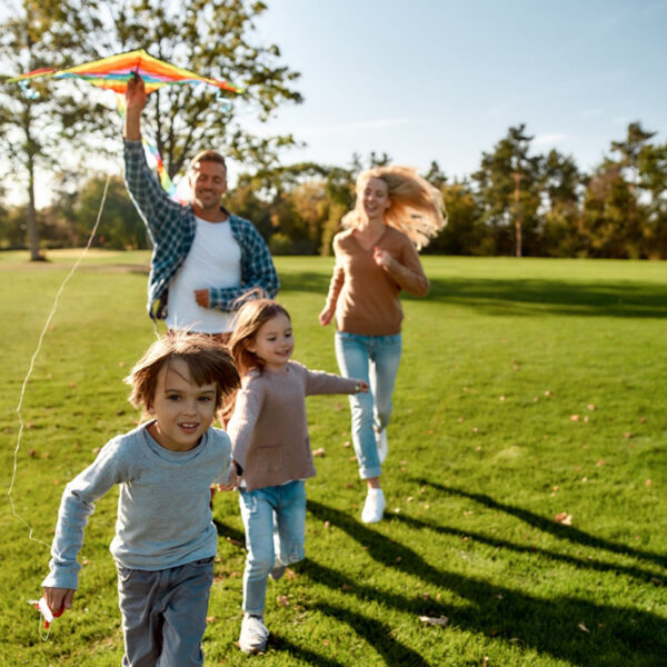 Obitelj na otvorenom, uživa u odmoru.
