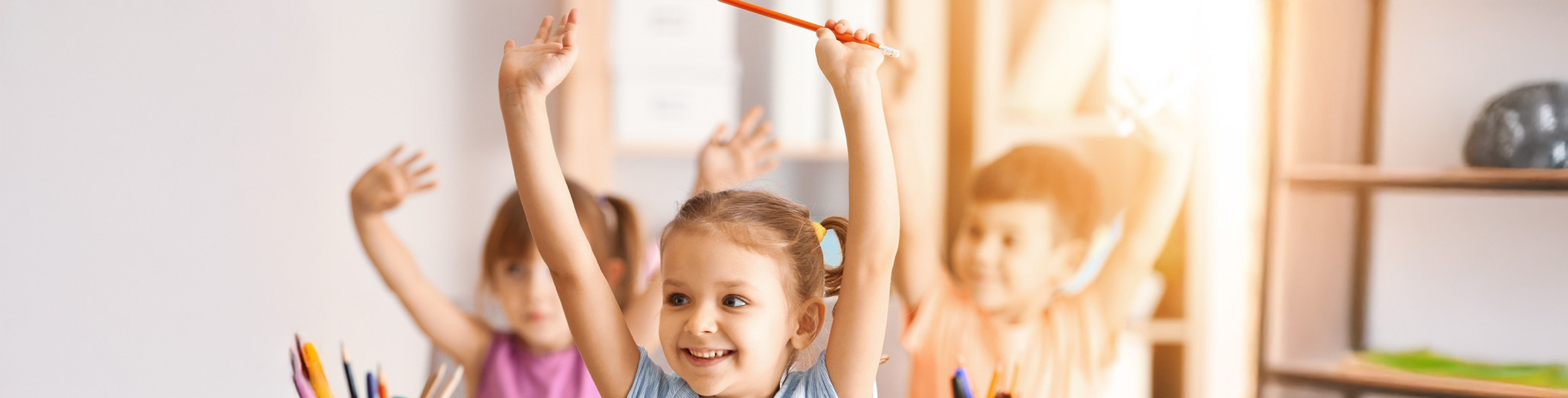 Sretna djeca u školi ili vrtiću.