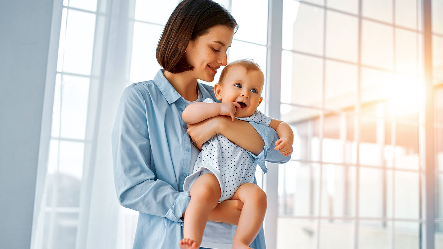Majka s djetetom u naručju.