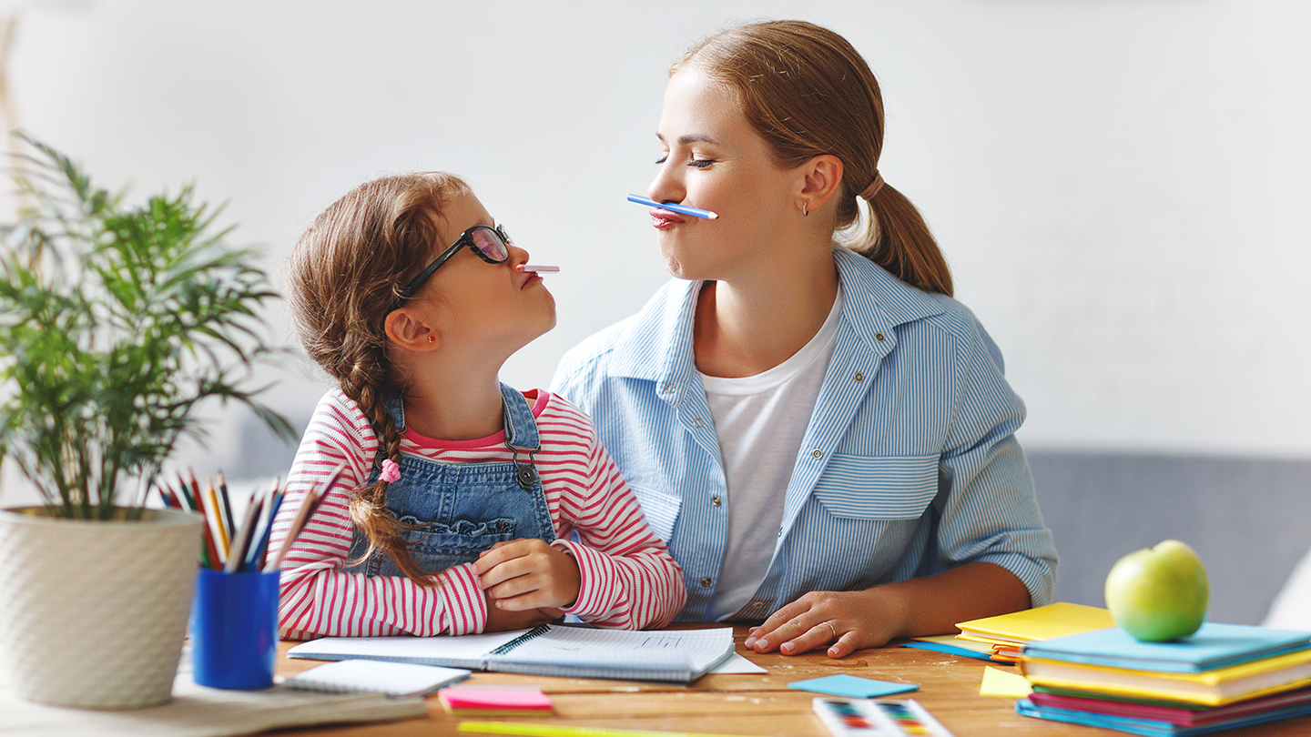 Sestre se igraju dok rade domaću zadaću.
