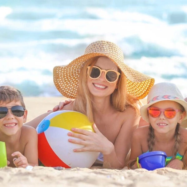 Ljeto i bolesti kod djece; obitelj na moru uživa na plaži i suncu.