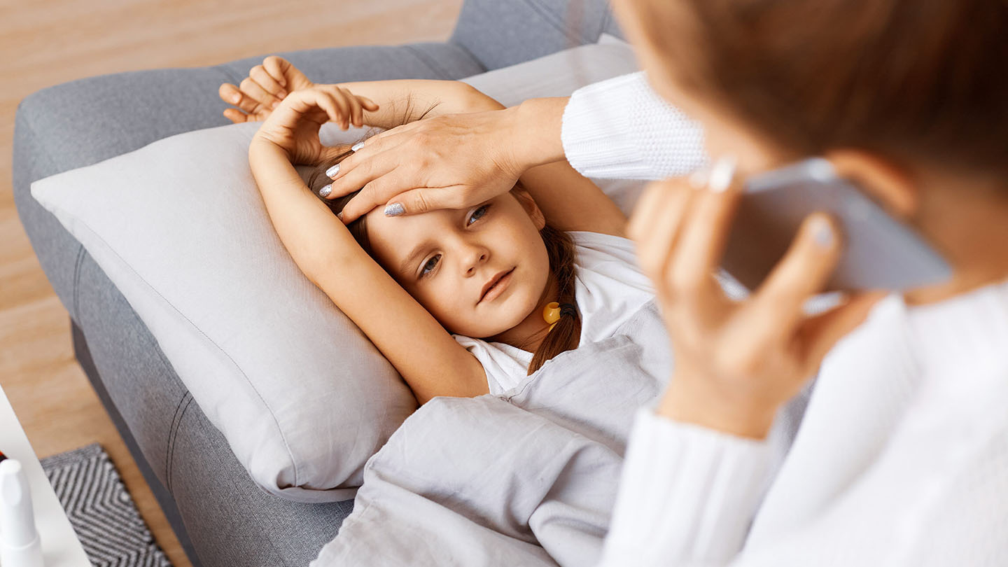 Bolesno dijete s majkom, prehlada, gripa.