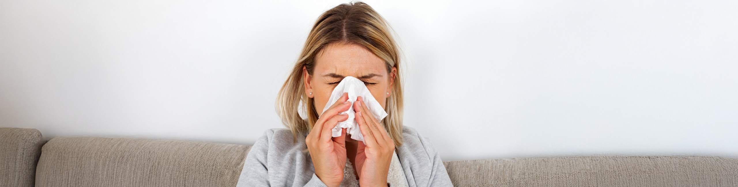 Bolesna žena, razlika između prehlade i gripe.