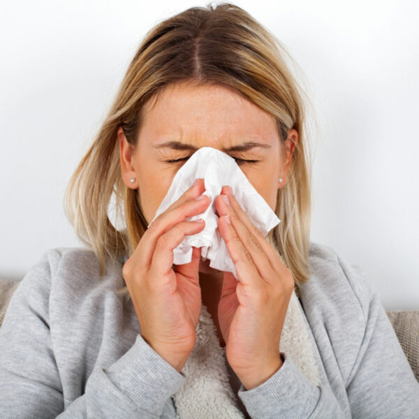 Bolesna žena, razlika između prehlade i gripe.