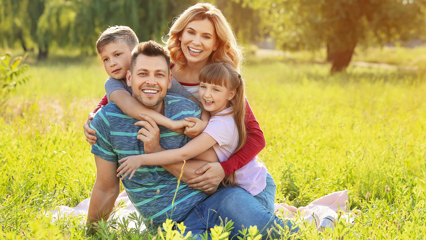 Sretna obitelj na pikniku u prirodi.