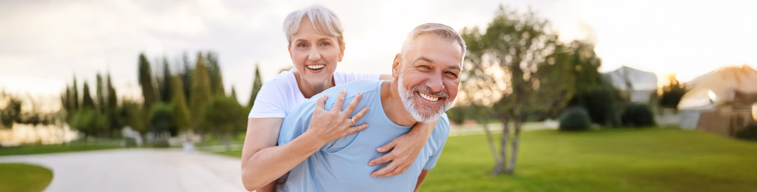 Zdravi stariji par uživa u prirodi.