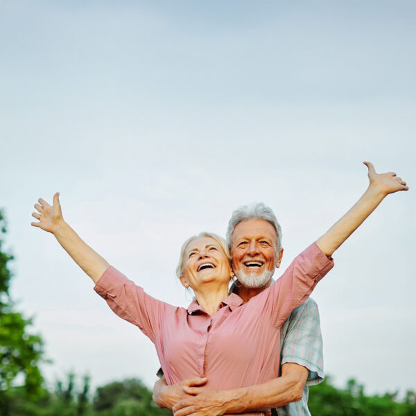 Stariji par s dobrim imunološkim sustavom.