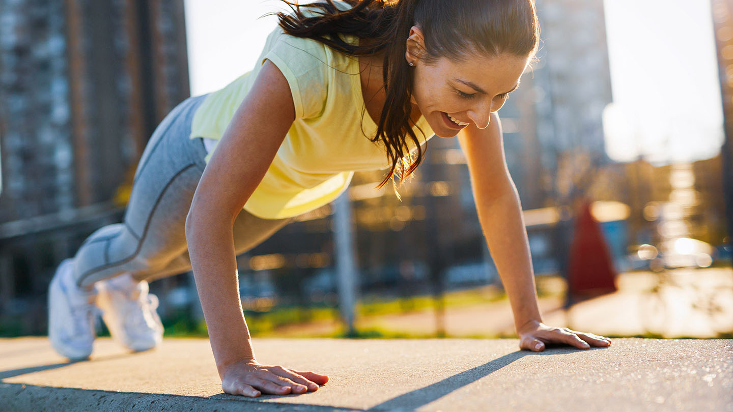 Žena koja se bavi tjelesnom aktivnošću.
