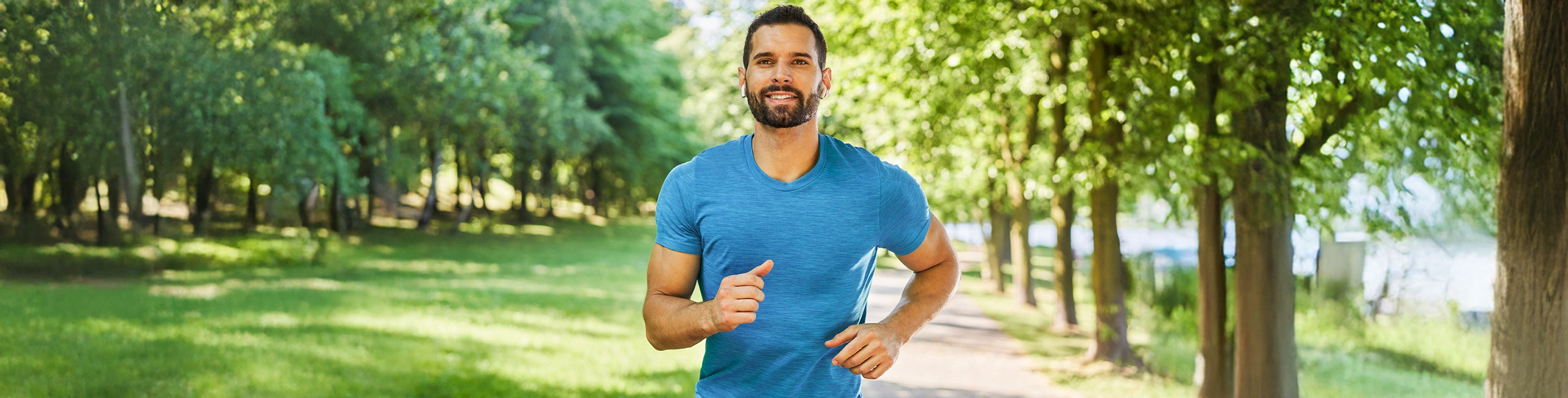 Čovjek trči u parku, tjelesna aktivnost.