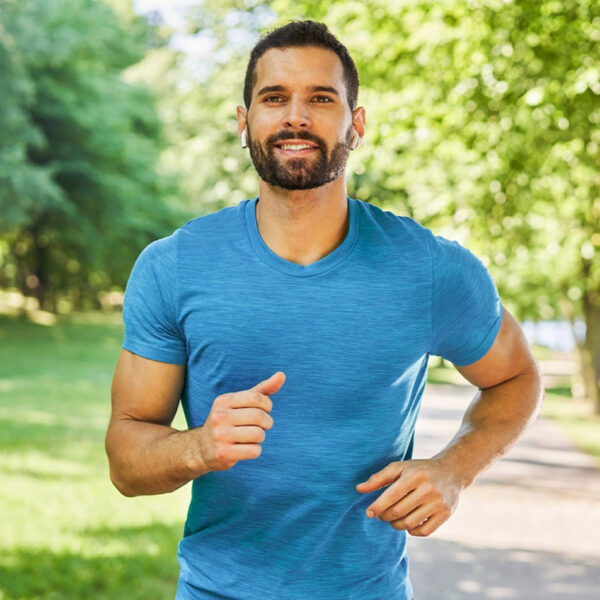 Čovjek trči u parku, tjelesna aktivnost.