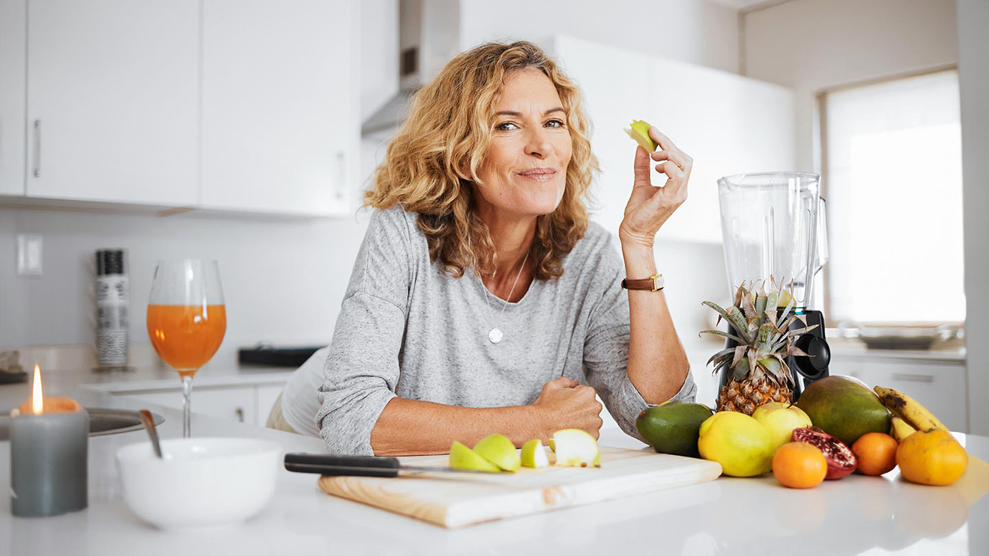 Zdrava žena je voće u kuhinji.